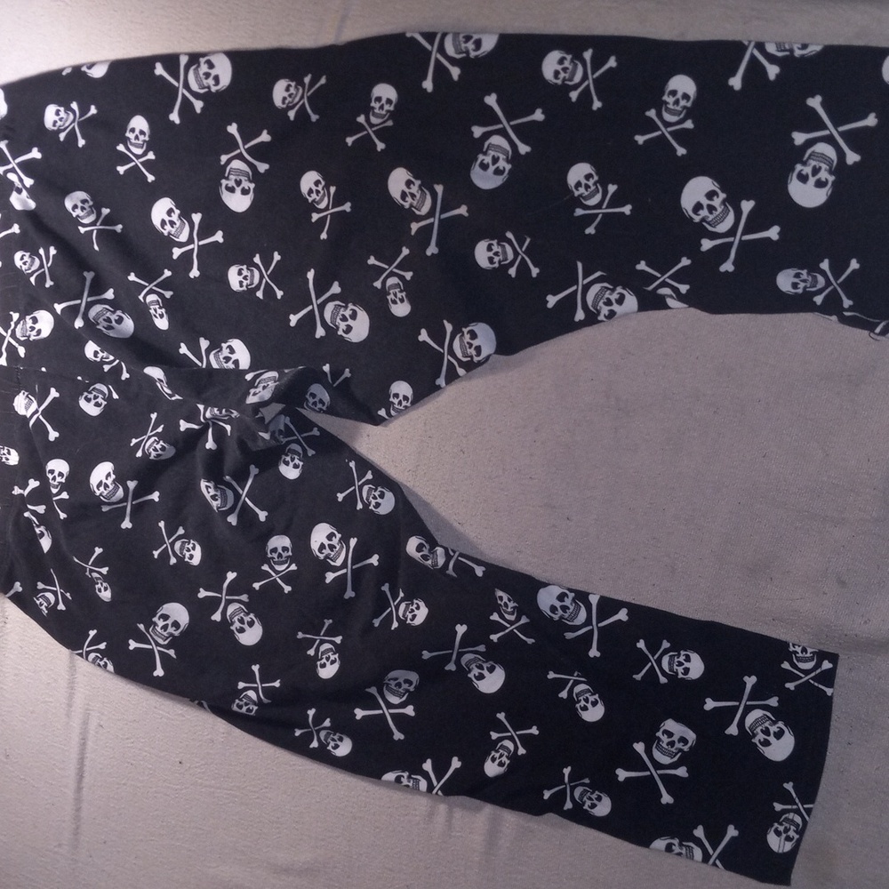 XL skull & crossbones capris leggings - Picture 3 of 6